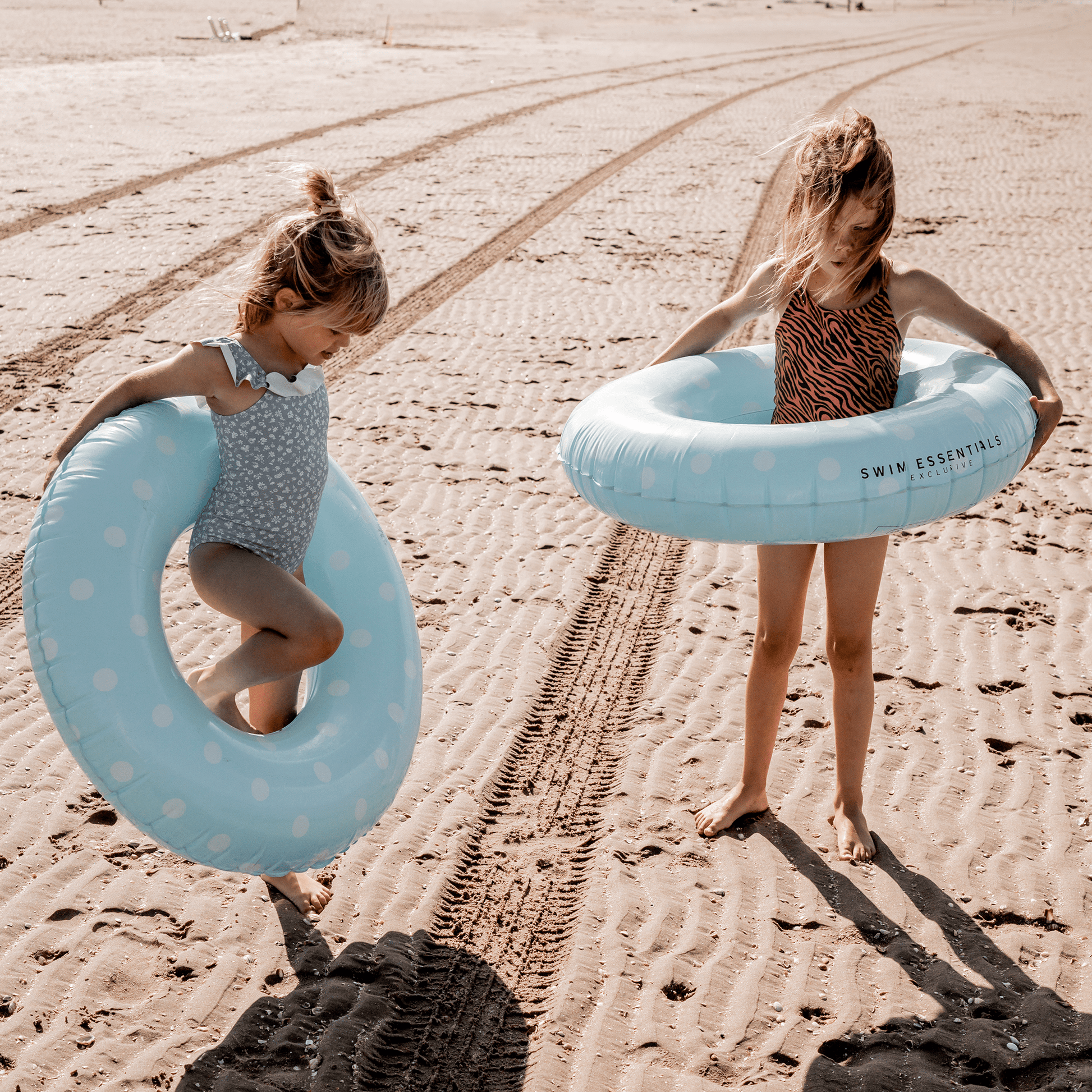 Swim Essentials Inflatable Swim Ring - Blue Dots, 55 cm image 3